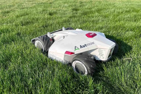 Luba vs Husqvarna: Choosing the Right Robot Lawn Mower