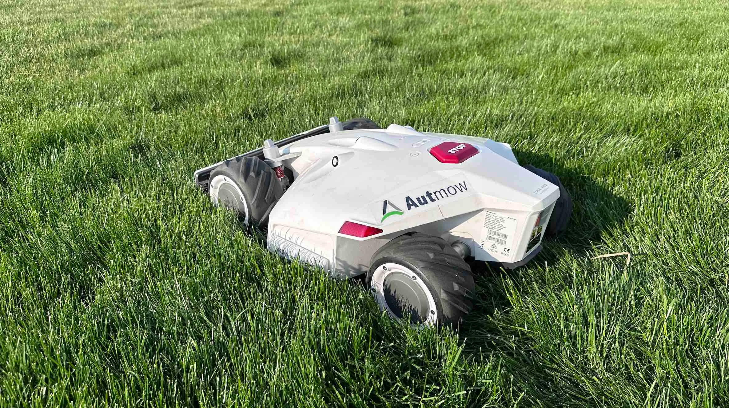 Luba vs Husqvarna: Choosing the Right Robot Lawn Mower